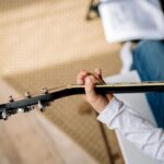 Accord Bm à la guitare : positions faciles, barré et variantes