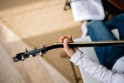 Accord Bm à la guitare : positions faciles, barré et variantes