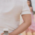 Demande en mariage avec bague de fiançailles sur la plage