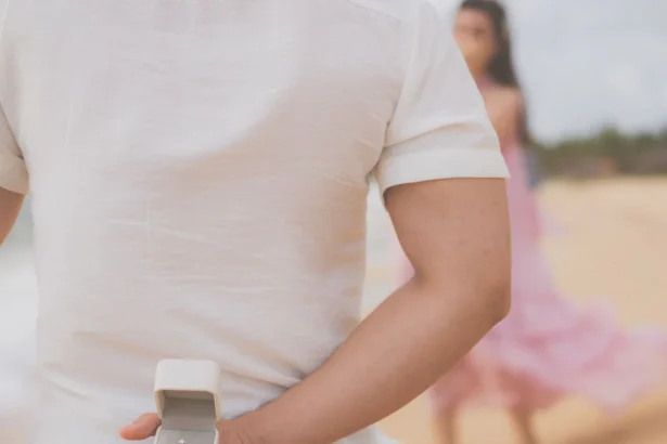 Demande en mariage avec bague de fiançailles sur la plage