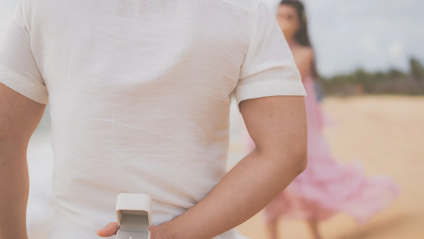 Demande en mariage avec bague de fiançailles sur la plage